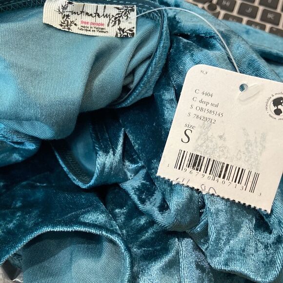 Free People You Wish Velvet Bodysuit
NWT deep Teal color size S - Picture 9 of 11